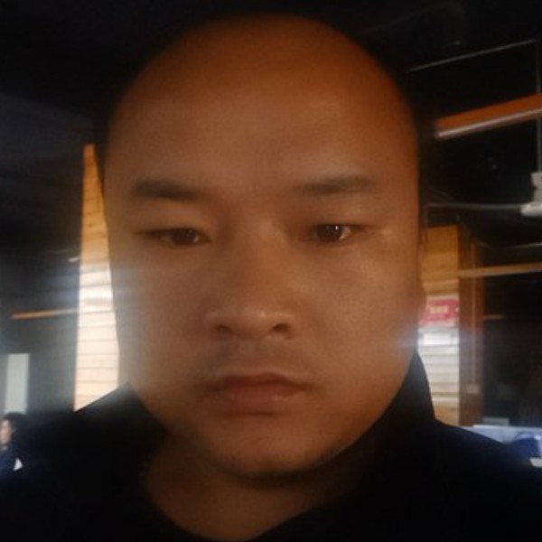 灯泡认真的照片