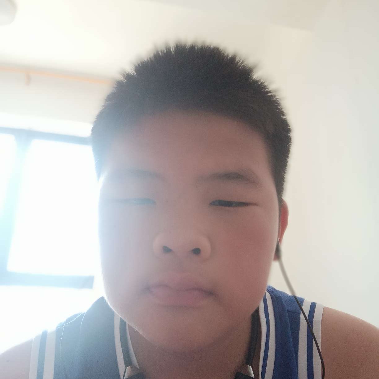 草莓闻冷艳的照片