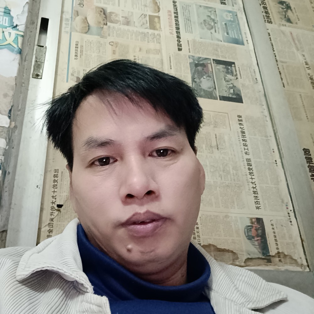 爱笑等待大树的照片