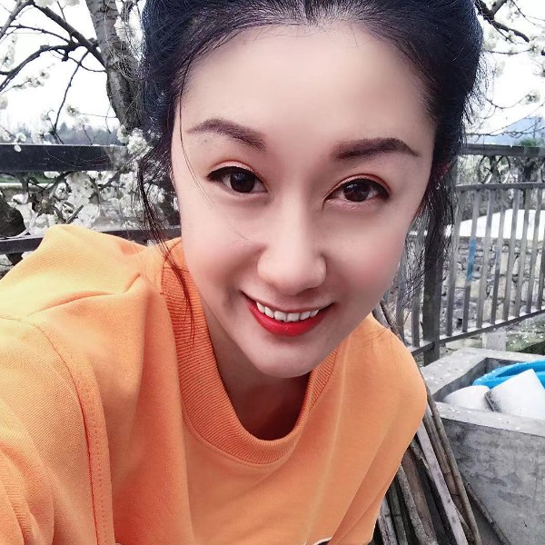 文静苦恋项链的照片