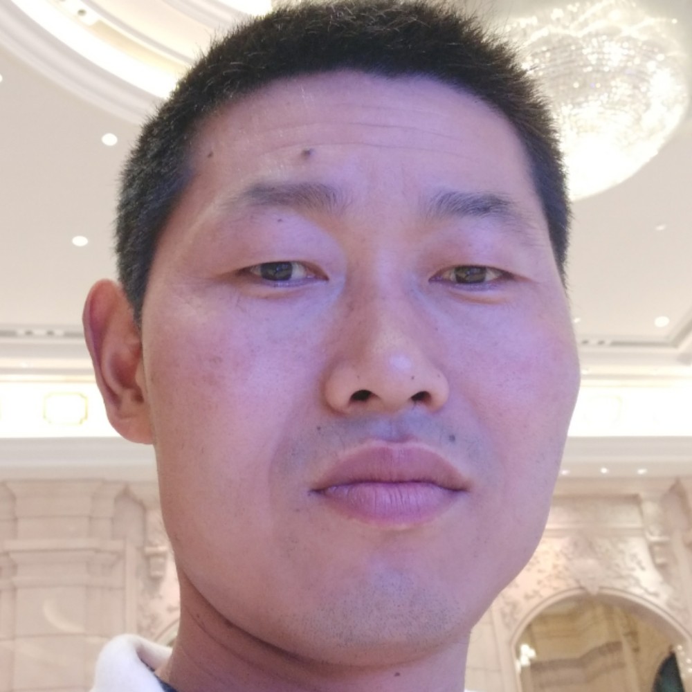 骑着蜗牛爬山的照片