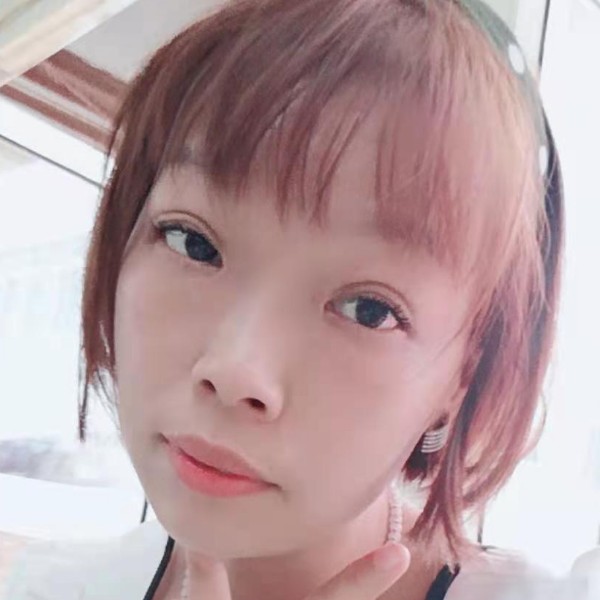 天真闻滑板的照片