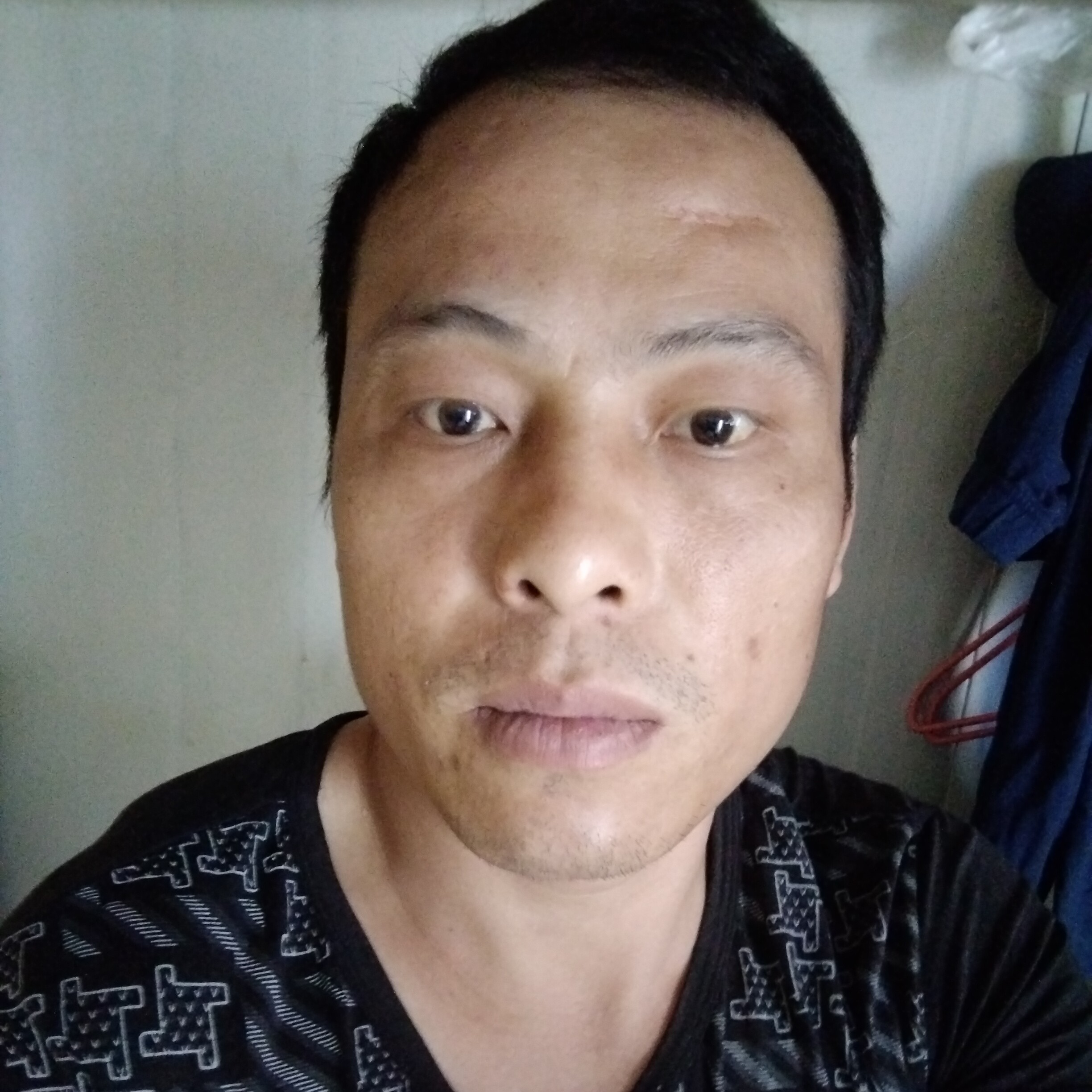 细心的草莓的照片