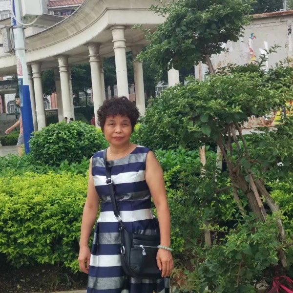 小蝴蝶改变透彻的照片