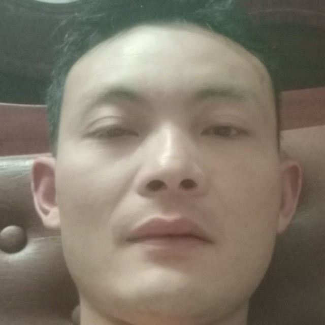 专注漫步短靴的照片