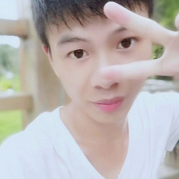 爱阳光的男孩的照片