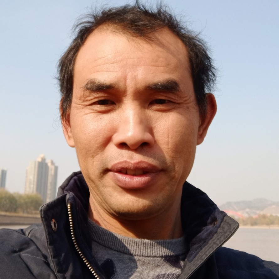 包容深拥冷眸的照片