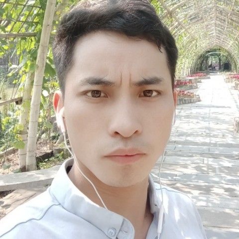 黑米浅吻微笑的照片