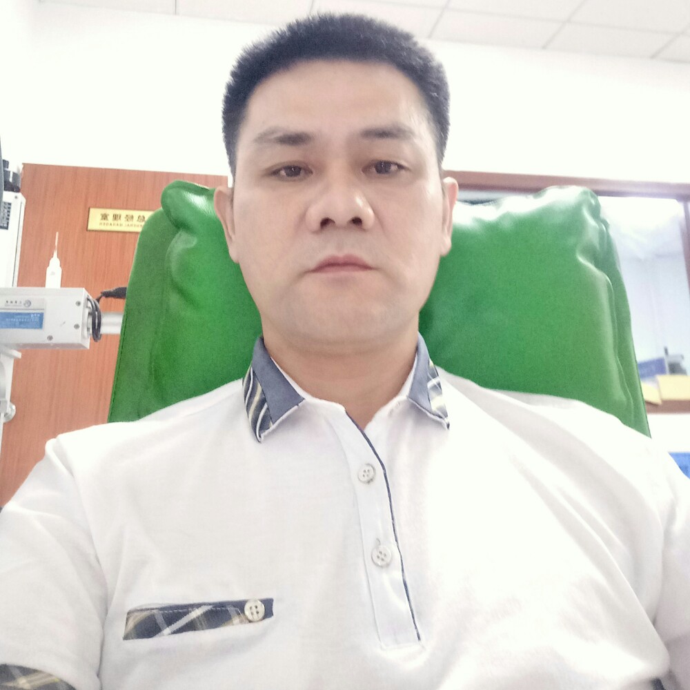 牵手踏浪的照片