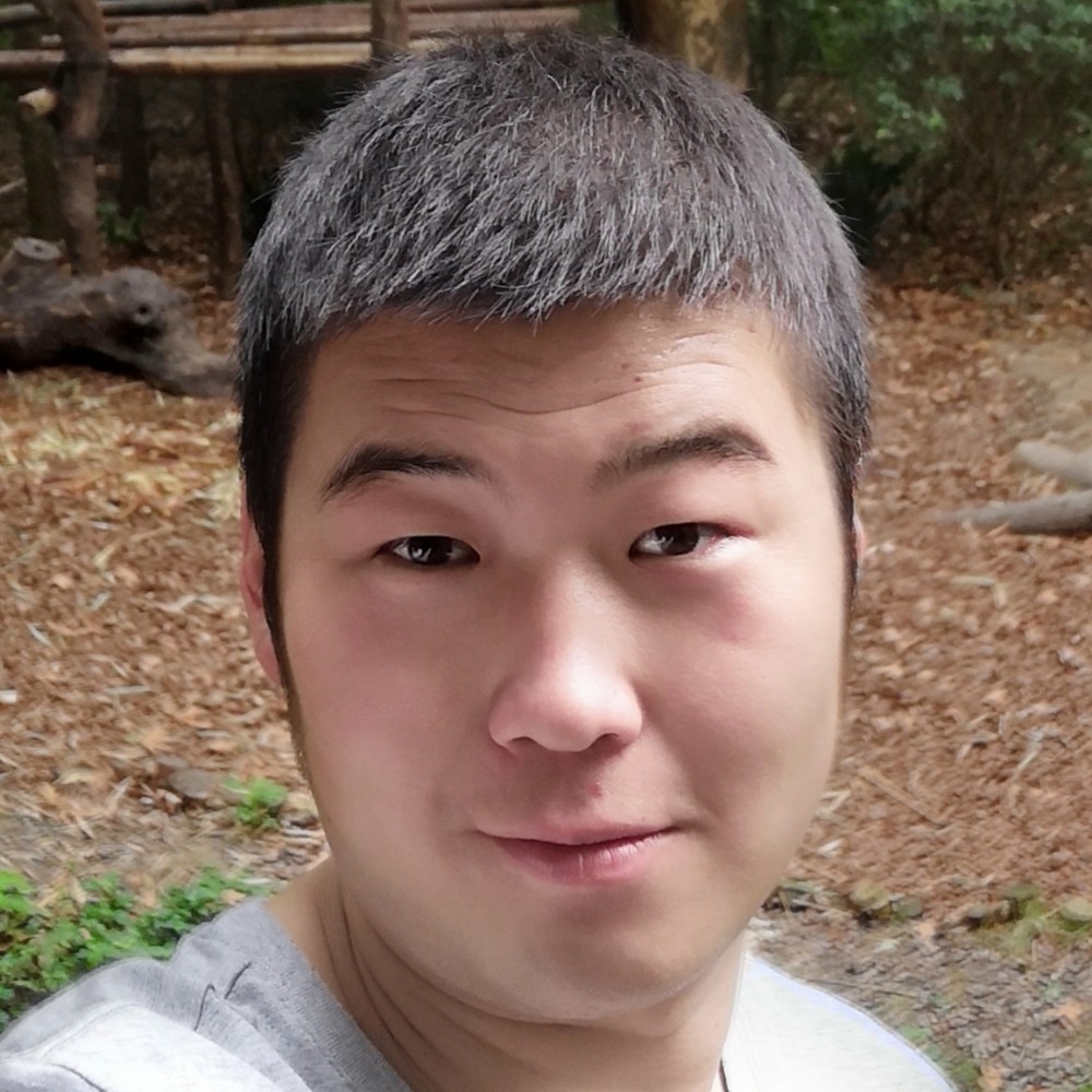 笑点低漫步鲜花的照片
