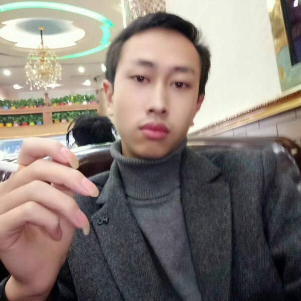 上了锁的窗的照片