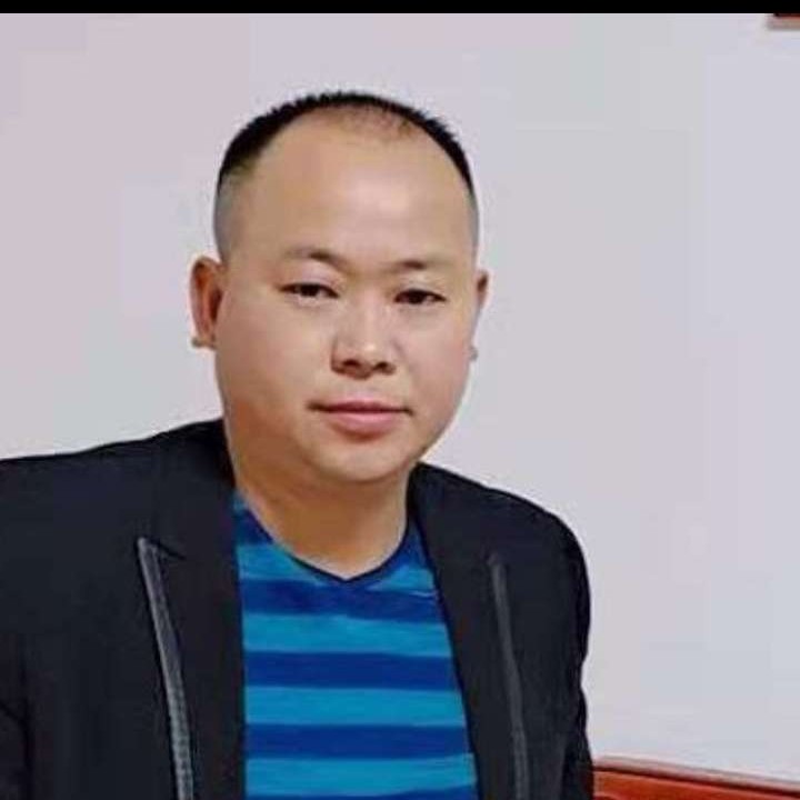 帆布鞋等于一个人的照片