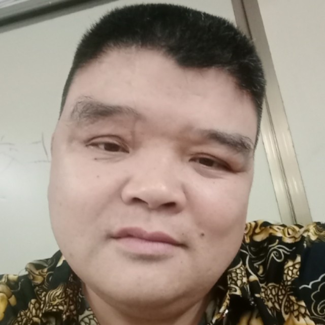 一轮皎洁的圆月的照片