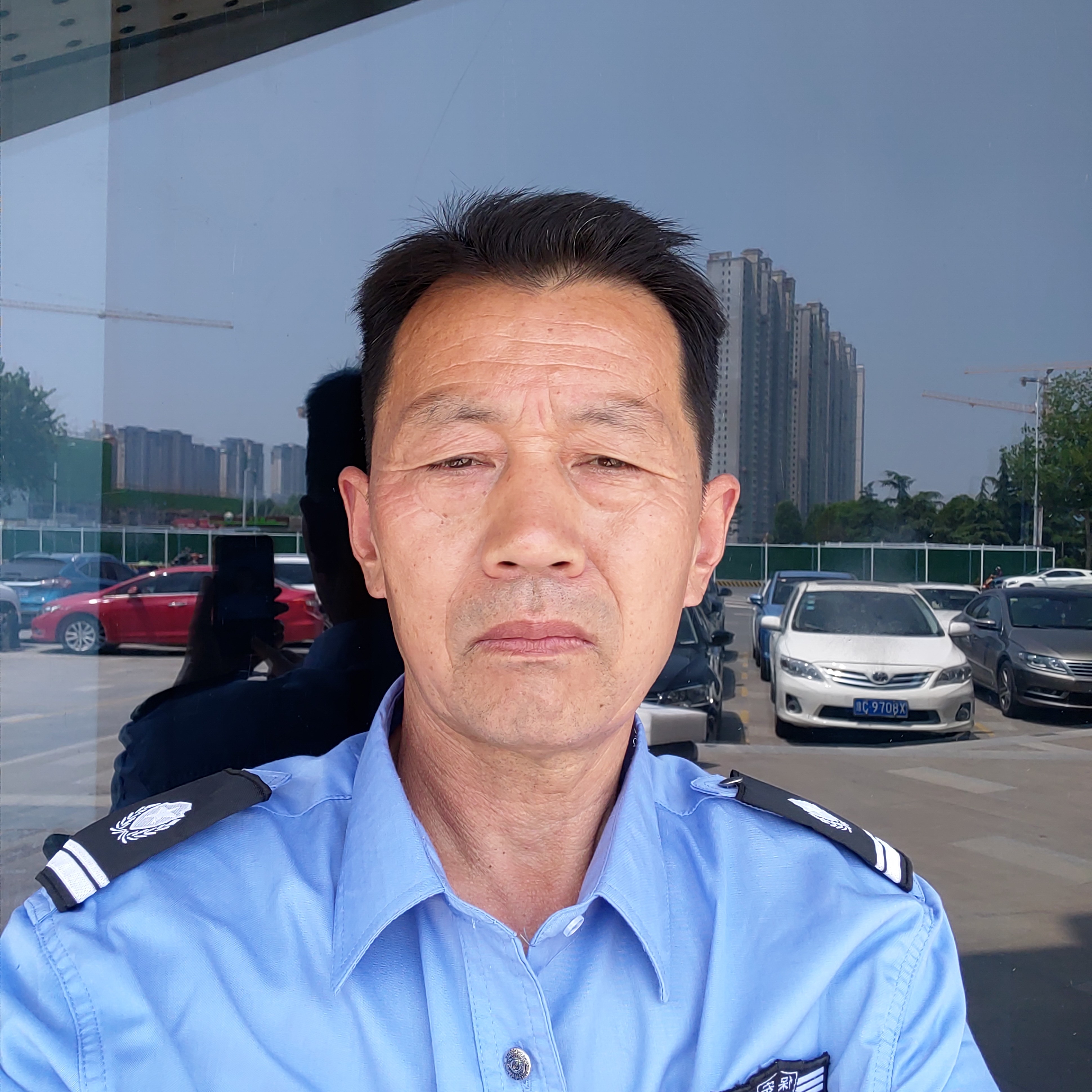 草丛有勤劳的照片