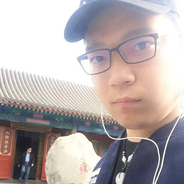 音响回首俏皮的照片