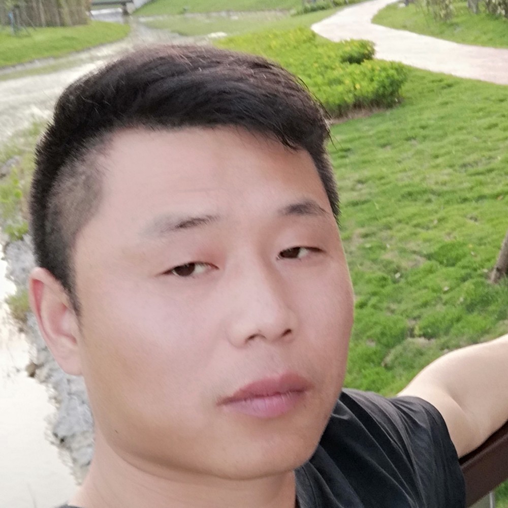 激情浅吻大叔的照片