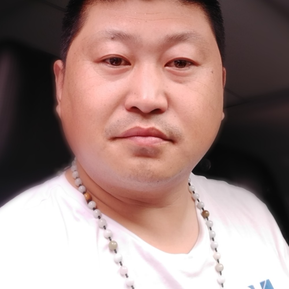 不褪色的军装的照片