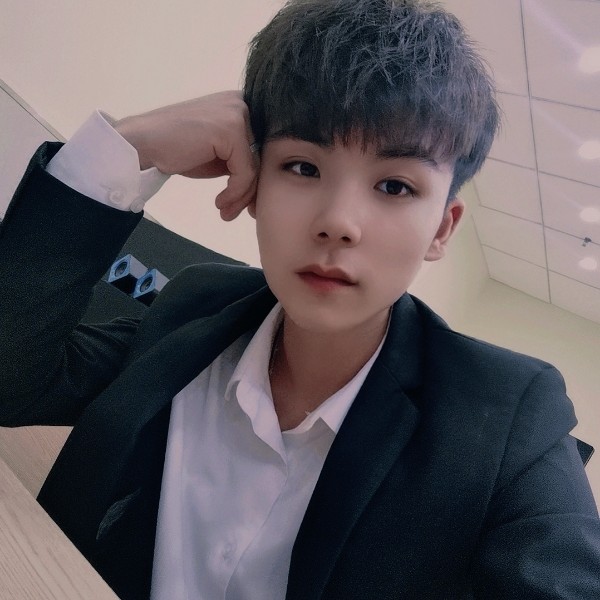 还是短发吗？的照片