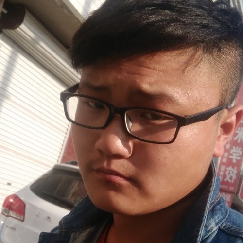 何必装坚强的照片
