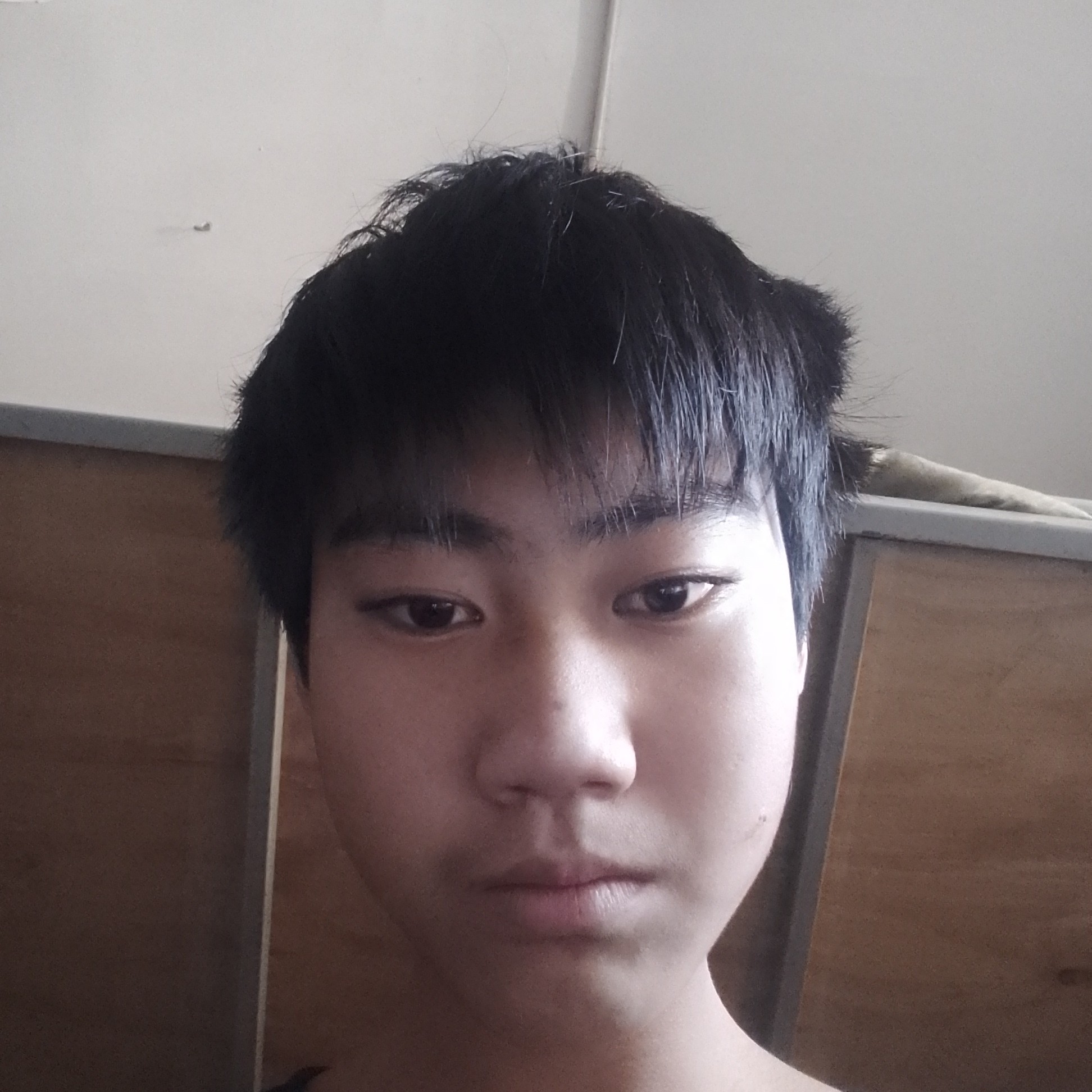 默默拿飞机的照片