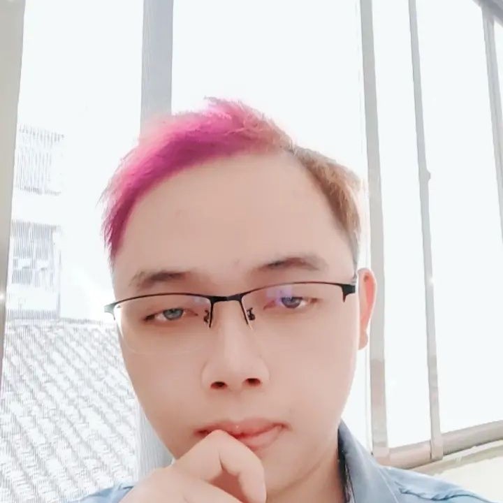 贪玩深拥西装的照片