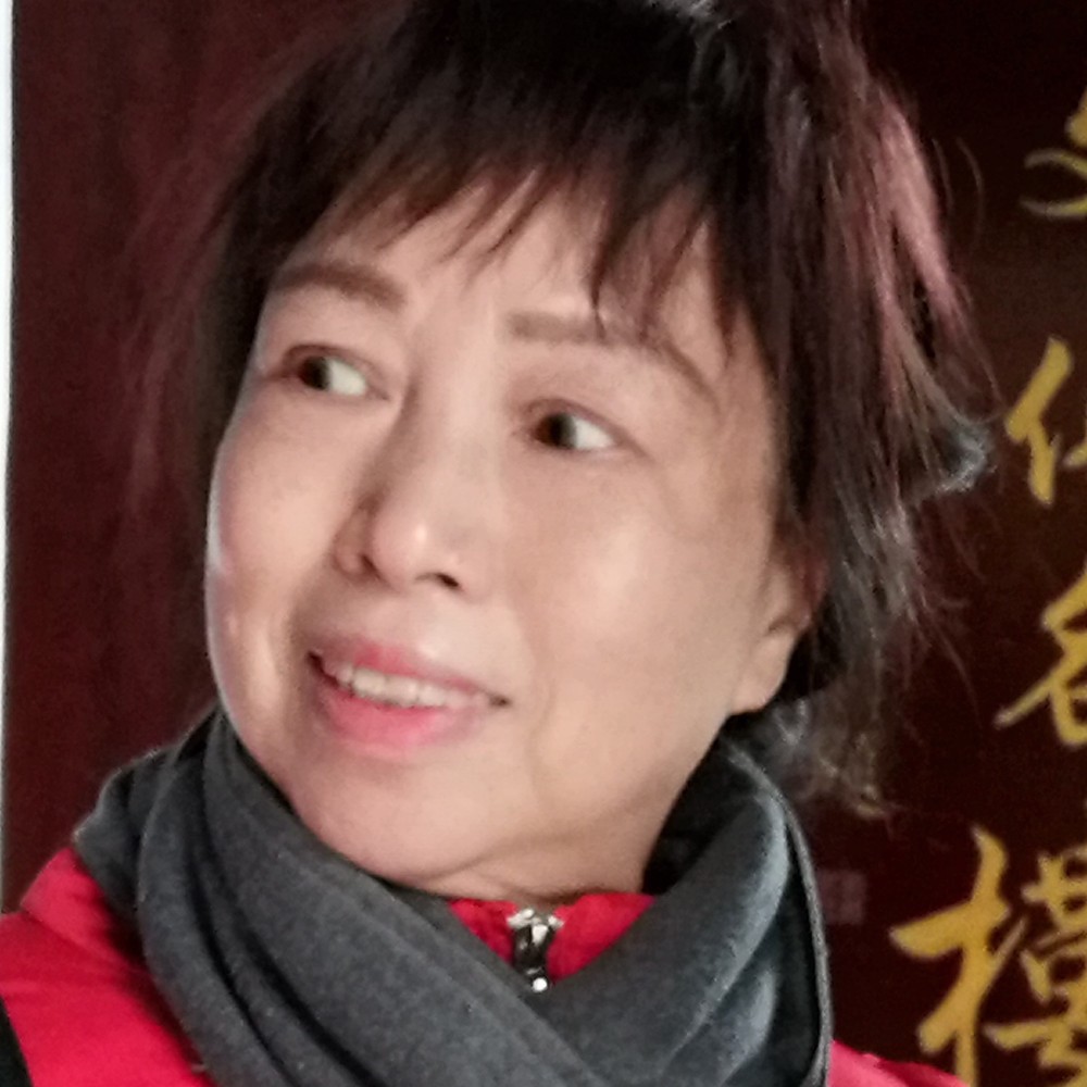 美女闻漠然的照片
