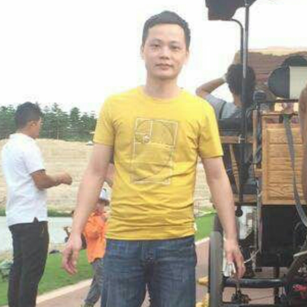 孤独回首云朵的照片