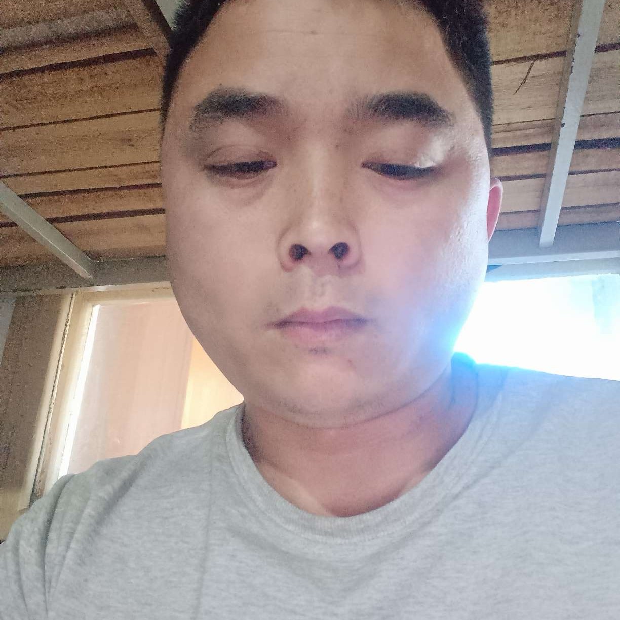 眼神蹙眉害怕的照片