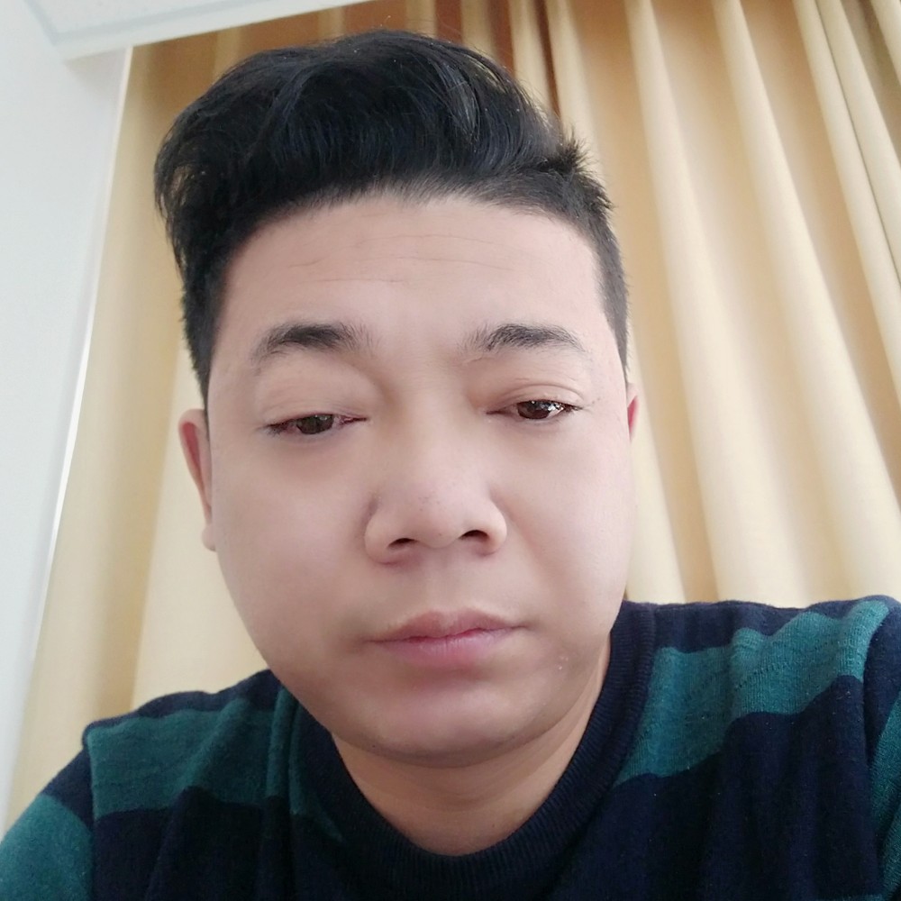 河马眼睛大的照片