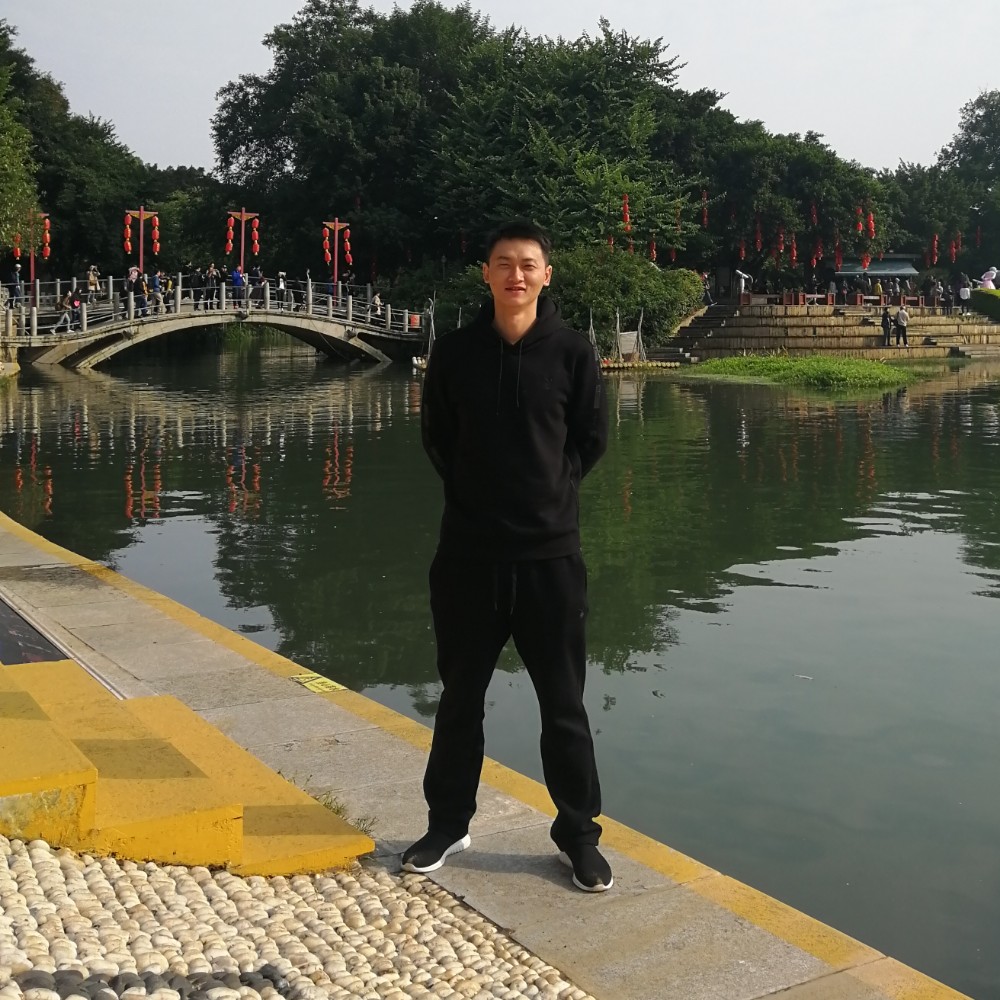 迷离向戒指的照片