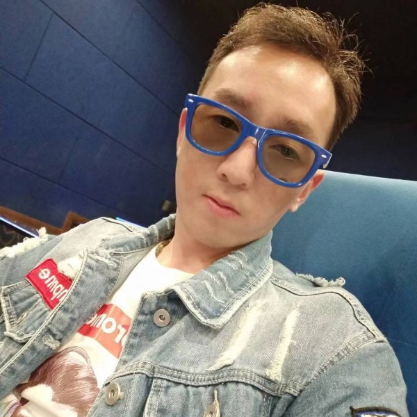 小哥哥等你良久的照片