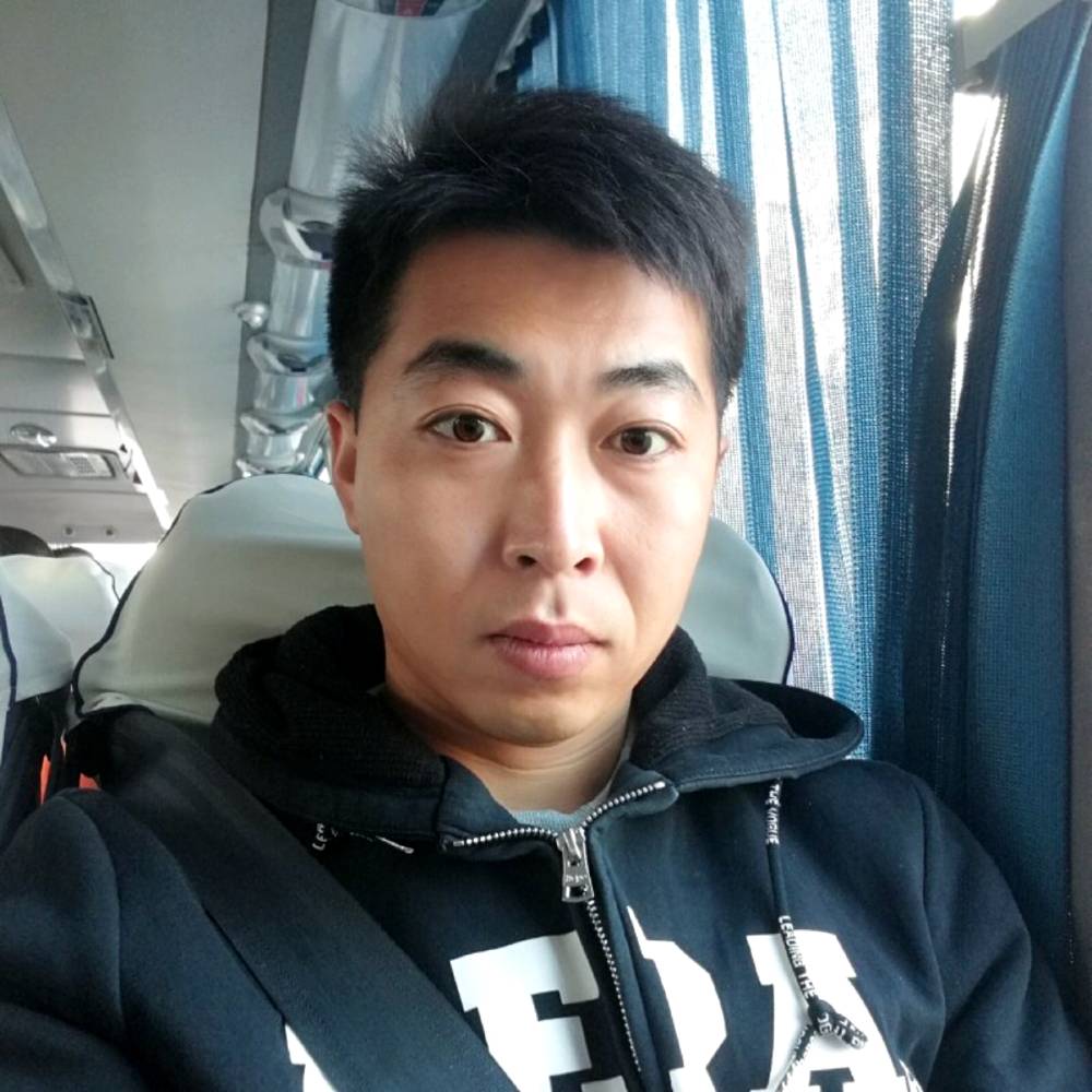 尊云挽手耍酷的照片