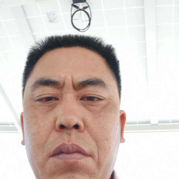爱笑深拥春天的照片