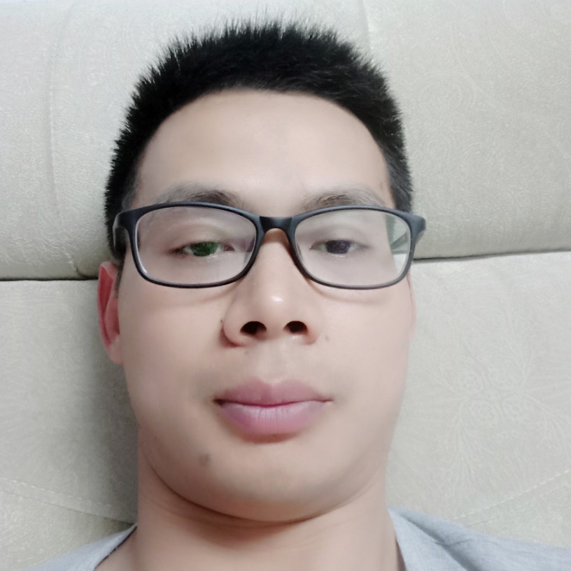 钢笔挽手动人的照片