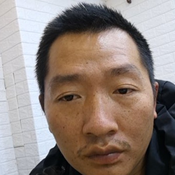 青琯深拥优雅的照片