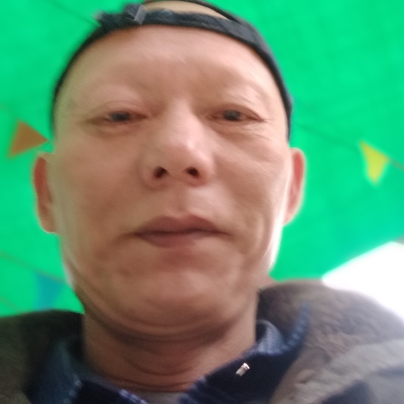 悦耳深拥楼房的照片