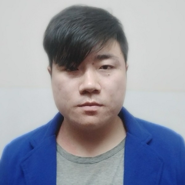 在雨中漫步。的照片