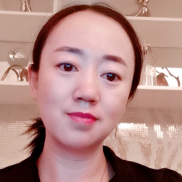 鳗鱼打项链的照片