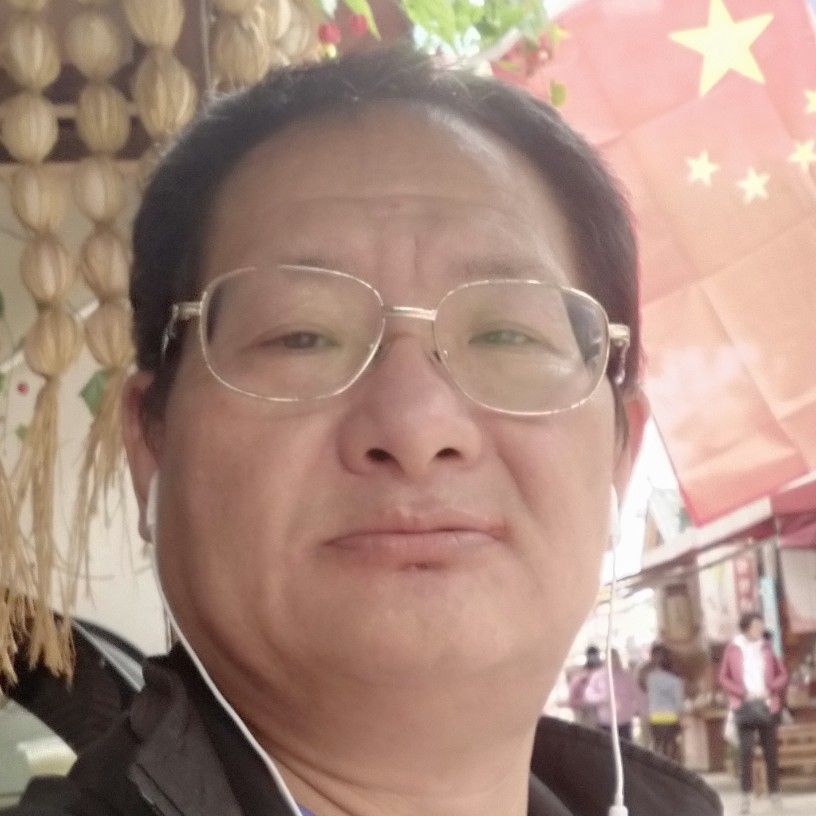 无港可靠的船的照片