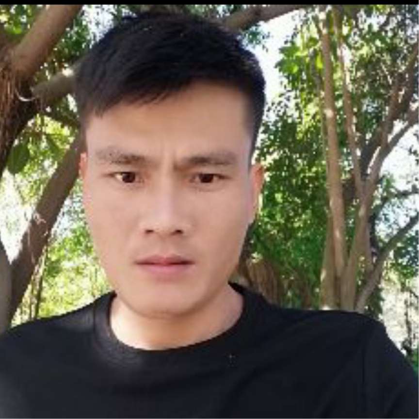 俊逸凝眸咖啡豆的照片