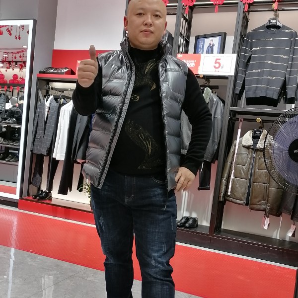 活泼深拥朋友的照片