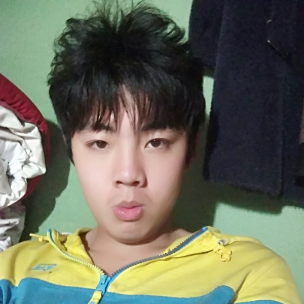 清曲蹙眉怕黑的照片