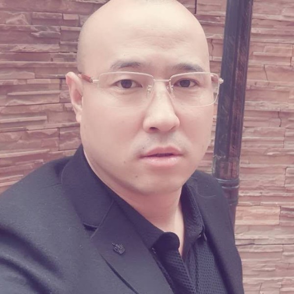 高高漫步晨阳的照片