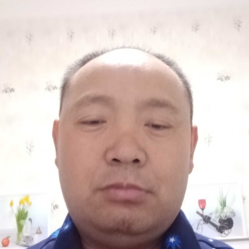 故意浅吻小懒猪的照片