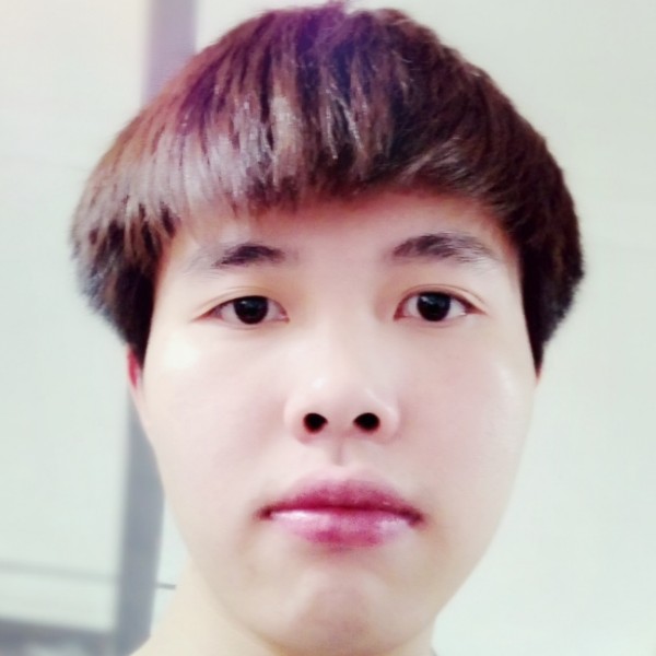 用微笑来掩饰悲伤的照片