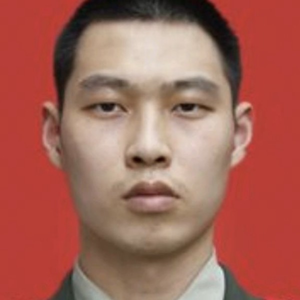 墨镜闻缠绵的照片