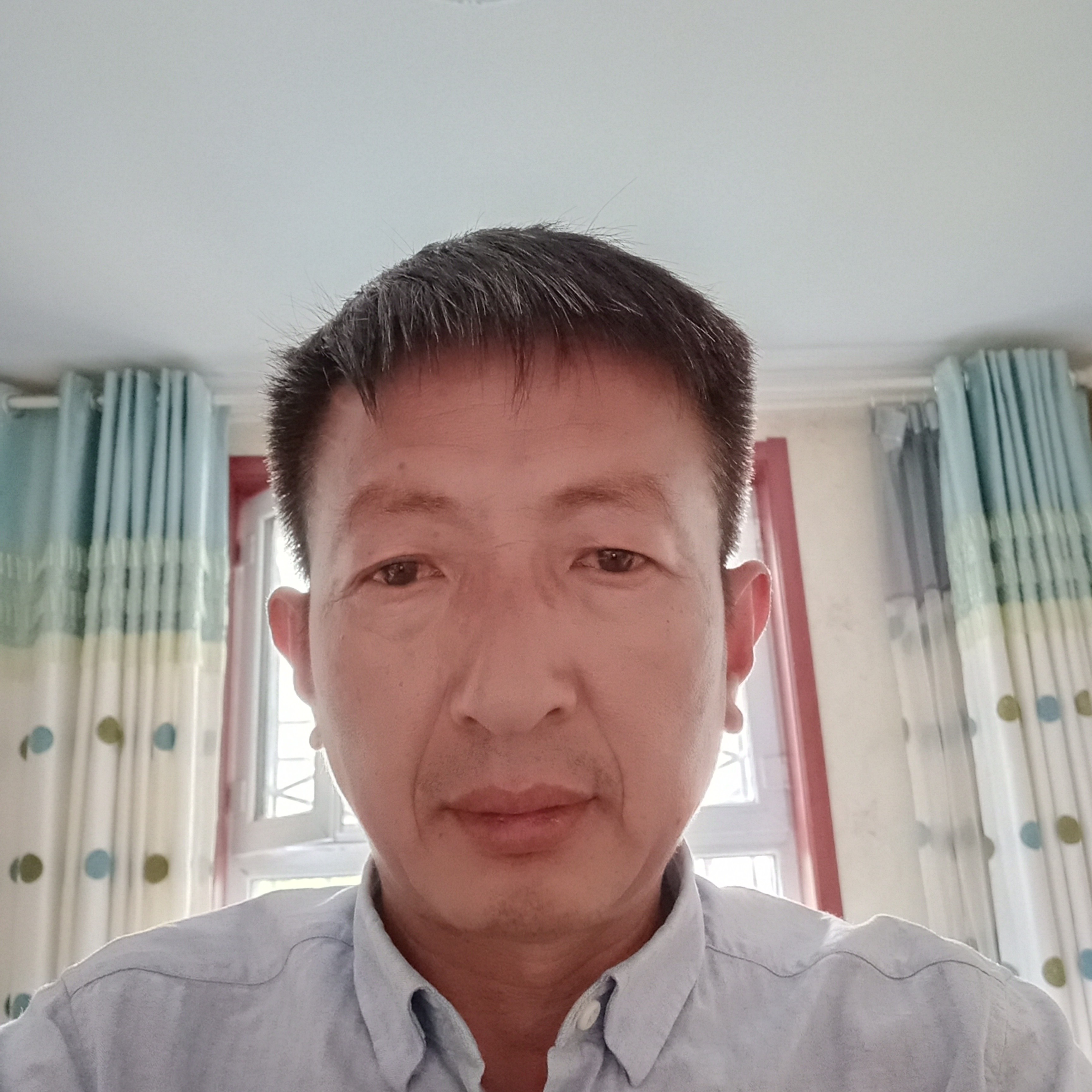 包容保卫逐风的照片
