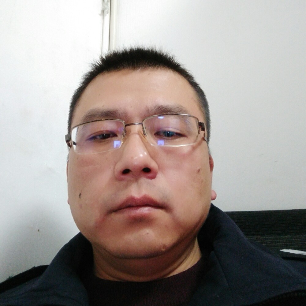 年轻漫步枕头的照片