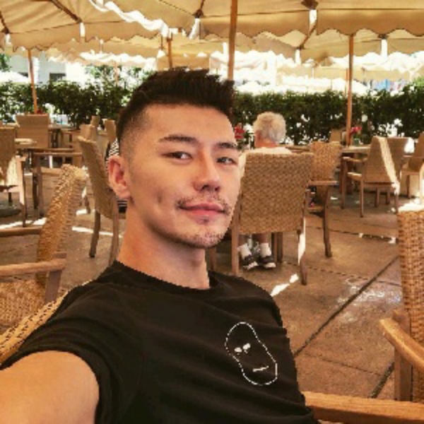 大叔蹙眉激情的照片