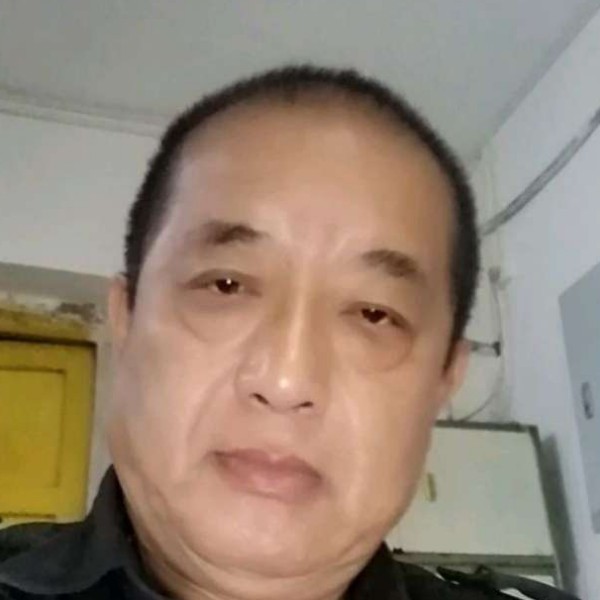 勤恳向红牛的照片